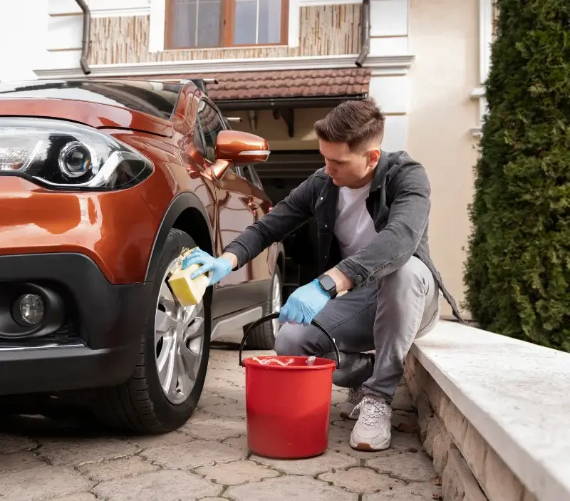 Lavage auto à domicile Belvèze-du-Razès : professionnel intervenant sur un véhicule